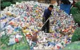  ??  ?? Zu viel Müll – China beendet nun zumindest die Einfuhr aus anderen Ländern. Foto: Picture-Alliance