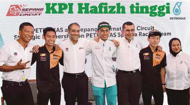  ??  ?? PENGERUSI SIC, Tan Sri Azman Yahya (tiga dari kiri), Timbalan Presiden Pemasaran Aliran Petronas Datuk Seri Syed Zainal Abidin Syed Tahir (tiga dari kanan), Razlan (kiri) dan Ketua Pengurusan Jenama Petronas Noor Afiza M Yusof (kanan) bersama Hafizh...