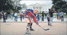  ?? AFP ?? A man wearing a Trump mask and a Russian hockey jersey protests outside the White House.