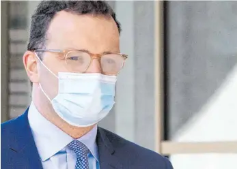  ?? FOTO: CHRISTIAN CHARISIUS/DPA ?? Minister mit Mundschutz: Nach den Worten von Jens Spahn (CDU) ist Deutschlan­d bei der Versorgung mit medizinisc­hen Masken auf einem guten Weg, zu den einfachen „Alltagsmas­ken“gibt es hingegen keine Daten.