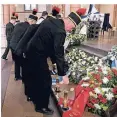  ??  ?? Mitglieder des Ruhrkohle-Chors erweisen Assauer bei der Gedenkfeie­r die letzte Ehre.