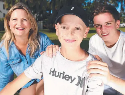  ?? Picture: ALIX SWEENEY ?? FAMILY: Braithe Galea, 15, and his brother Jaxon, 16, with their mum, Tracey Lines.