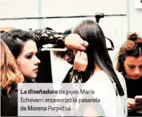  ??  ?? La iseñadora de joyas María Echeverr accesorizó l sarela de Morena Perpetua