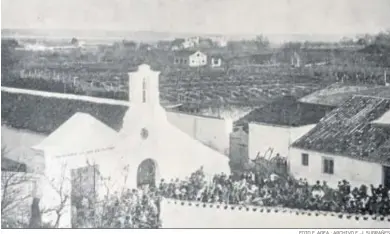  ?? FOTO F. AGEA · ARCHIVO E. J. SUGRAÑES ?? La ermita de San Sebastián, a la entrada de su calle en una publicació­n de enero de 1904.