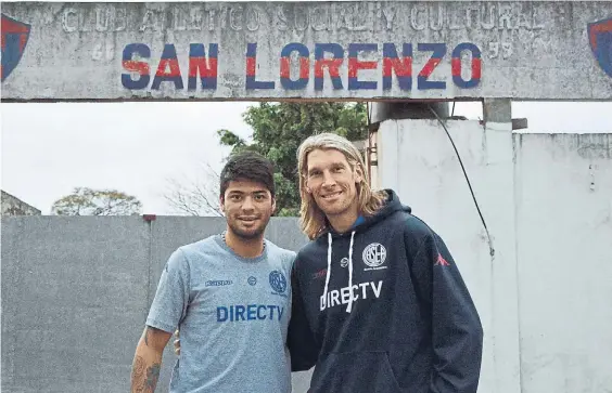  ?? FOTOS DE MARCELO FIGUERAS ?? Dupla clave. Gustavo Aguirre y Walter Herrmann posan en la puerta del Club Social y Cultural San Lorenzo de Formosa.