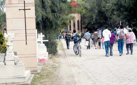  ??  ?? Cientos de familias se dieron cita en el Panteón del Saucito para visitar a sus seres queridos que yacen en este lugar. Patricia Azuara