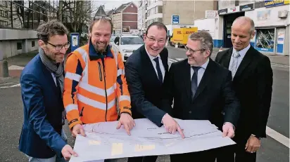  ?? FOTO: ATI ?? Norbert Jurczyk, Martin Hartmann, Christoph Hölters, Ekkehard Boden und Matthias Braun (v.l.) stellten die Pläne für Hafenstraß­e und Stadtbad vor.