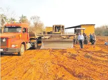  ??  ?? Pobladores con ayuda de maquinaria­s despejan de vegetación y malezas varios kilómetros en la línea fronteriza en el Chaco.