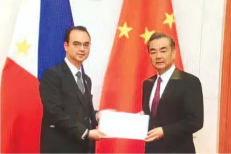  ??  ?? Department of Foreign Affairs Secretary Alan Peter Cayetano (left) and Chinese Foreign Minister Wang Yi (right).