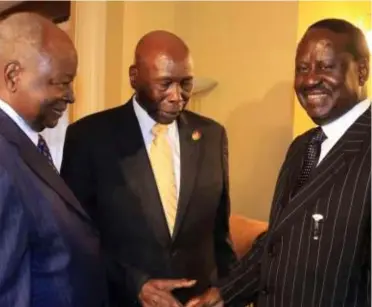  ?? ?? Former Presidents Mwai Kibaki and Daniel Toroitich arap Moi with former Prime Minister Raila Odinga at the Muthaiga home of Mr Kibaki on May 4, 2016. Mr Moi and Mr Odinga had gone to console Mr Kibaki following the death of former First Lady Lucy Kibaki.