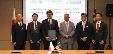  ??  ?? Entreprene­ur Developmen­t Minister Datuk Seri Mohd Redzuan Yusof (fourth from left) at the signing ceremony of a memorandum of understand­ing in Putrajaya yesterday. With him are (from left) Japan Embassy in Malaysia deputy chief of mission Hiroyuki Orikasa, Sojitz Malaysia managing director Ryuta Katori, Northport chief executive officer (CEO) Datuk Azman Shah Mohd Yusof, MMC Port Holdings Sdn Bhd group CEO Ian James and NL Cold Chain CEO Koichi Iwahara.