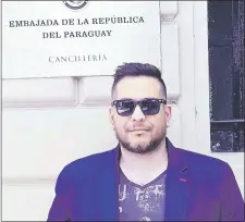  ??  ?? El defensor del Pueblo, Miguel Ángel Godoy Servín, en uno de sus viajes a Buenos Aires, Argentina.