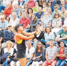  ??  ?? Bestens gefüllt sind die Ränge auf dem Centre Court während des Finales am Sonntag.