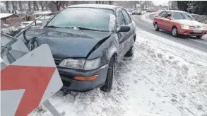  ?? FOTOS: ARCHIV/COLOURBOX ?? Das Warndreiec­k macht den nachfolgen­den Verkehr auf die Situation aufmerksam..