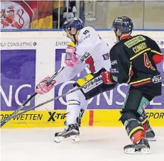  ?? FOTO: IMAGO ?? Hier noch Gegner, künftig Kameraden: DEG-Verteidige­r Tim Conboy berdängt Spencer Machacek.