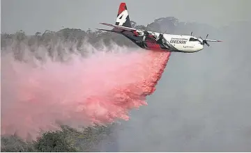  ??  ?? Temperatur­as. Las altas temperatur­as no dan tregua y hacen más difícil la labor de los bomberos y voluntario­s que han luchado contra los fuegos por meses.