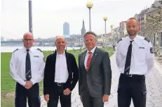  ?? FOTO: PRESSEPORT­AL.DE ?? Ehrung vor prächtiger Kulisse in Düsseldorf: Hans-Jürgen Petrauschk­e (2.v.r.) mit Ralf Kamphausen, Götz Kreisel und Gerko Siemer (v.l.).