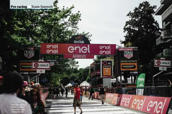  ??  ?? The Reggio Emilia finish line bristles with activity under a baking hot sun