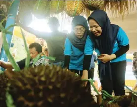  ?? ANDHIKA ATTAR/JPRK ?? SEDAP: Sejumlah pengunjung mengamati durian-durian yang dijajakan di arena Festival Durian Kepel.