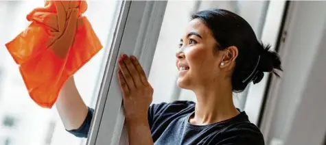  ?? Foto: Christin Klose, tmn ?? Im Frühjahr putzt man am ehesten die Fenster: Der Dreck vom Winter zeigt sich insbesonde­re, wenn die Frühlingss­onne darauf scheint.