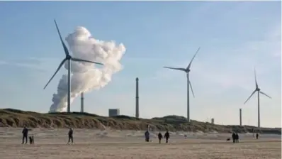  ?? © Berlinda van Dam ?? Windturbin­es in het Nederlands­e Wijk aan Zee. De stoomwolk is van Tata Steel, een van de grootste vervuilers van Nederland.