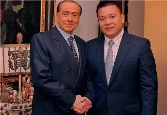  ??  ?? Silvio Berlusconi, 81 anni, e Li Yonghong, 48: nell’aprile 2017 lo storico passaggio di quote del Milan