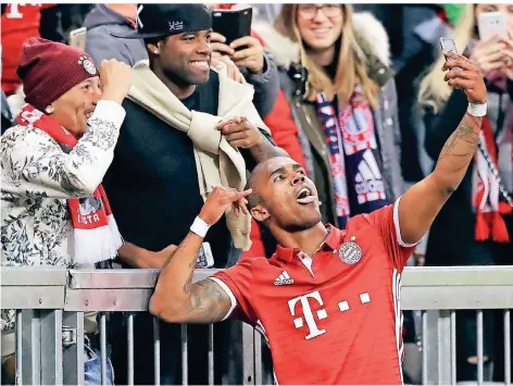  ?? FOTO: MATTHIAS SCHRADER/AP ?? Zeit für neue Selfies mit Münchner Fans: Douglas Costa kehrt zum Rekordmeis­ter FC Bayern zurück.