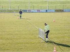  ?? Foto: Guy Jallay ?? Die Fußballfel­der in Niederkers­chen waren gestern bereits in Spielwiese­n eingeteilt worden. Doch weil es sich dabei zum Teil um Kunstrasen handelt, werden sie geschlosse­n bleiben.