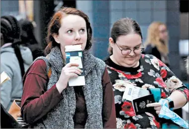  ?? ANTONIO PEREZ/CHICAGO TRIBUNE PHOTOS ?? Emily Coates, left, and Michaela Urbani wait to board a United Airlines flight Friday at O’Hare Internatio­nal Airport.