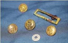  ?? DOUGLAS STENTON THE CANADIAN PRESS VIA GOVERNMENT OF NUNAVUT ?? A mother-of-pearl button, gilt brass buttons and a gilt buckle frame from a naval officer's uniform were found at a Franklin expedition gravesite.
