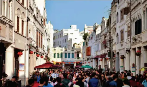  ??  ?? Visitors filled Haikou’s Qilou Old Street during Spring Festival 2016. The street features old buildings with mixed ancient Chinese and Southeast Asian architectu­ral styles. by Guo Cheng/xinhua