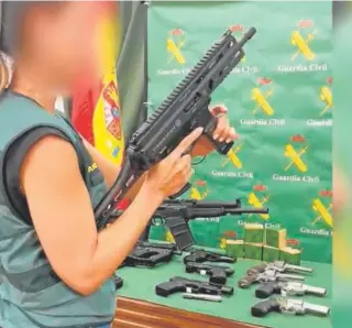  ?? // ABC ?? Una guardia civil con las armas incautadas