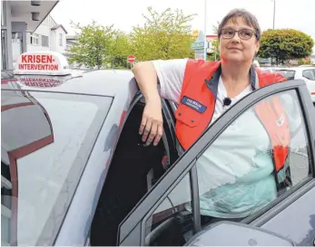  ?? FOTOS: LENA MÜSSIGMANN ?? Petra Braun stellt ihr Schild mit der Aufschrift „Kriseninte­rvention“aufs Auto und fährt los – wann immer sie gerufen wird.