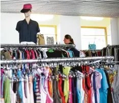  ?? Archivfoto: Alexander Kaya ?? Kleidung tauschen oder aus zweiter Hand kaufen – das ist auf alle Fälle ressourcen schonender als ein Neukauf.