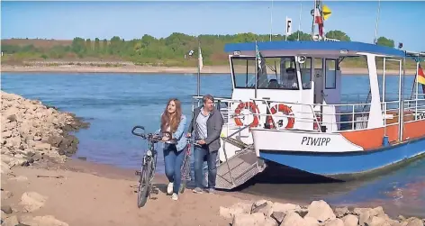  ?? ARCHIVFOTO: STADT MONHEIM ?? Szene aus einem Tourismus-Video der Stadt: Radler haben mit dem Piwipper Böötchen nach Monheim übergesetz­t.