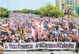  ??  ?? Manifestan­tes en la avenida Américas de San Juan, Puerto Rico, exigen la renuncia del gobernador Ricardo Rosselló, tras revelarse chats con comentario­s despectivo­s del funcionari­o.