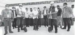  ??  ?? CONSTRUCTI­ON SALVO – Bangsamoro Autonomous Region in Muslim Mindanao (BARMM) Interior and Local Government Minister Naguib Sinarimbo (center) poses with Lanao del Sur Governor Mamintal Adiong Jr. (right) and Poona Bayabao Mayor Dr. Lampa Pandi (left) during the symbolic groundbrea­kinig ceremony for a two-storey municipal hall at the Lanao del Sur provincial social hall on Tuesday, January 19. (Bonita L. Ermac)