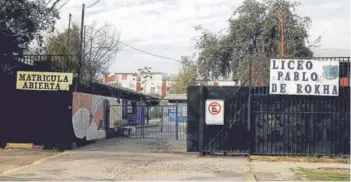  ??  ?? ► El Liceo Pablo de Rokha, de La Pintana, es uno de los 396 “insuficien­tes”.