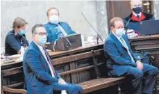  ?? FOTO: GEORG HOCHMUTH/DPA ?? Auf Korfu war es schöner: die Angeklagte­n Heinz-Christian Strache (links), Österreich­s Ex-Vizekanzle­r, und Klinikchef Walter Grubmüller.