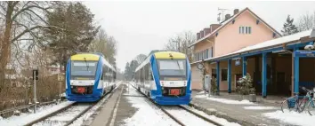  ?? Archivfoto: Julian Leitenstor­fer ?? Am Uttinger Bahnhof waren im Februar zwei Züge auf ein Gleis geleitet worden. Der Lokführer Michael Magerl verhindert­e dabei ein Unglück.