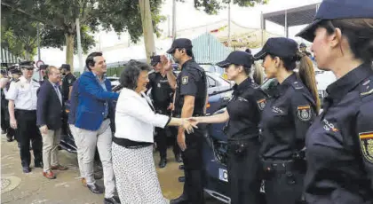  ?? FRANCISCO GONZÁLEZ ?? Rafaela Valenzuela y José María Bellido, durante su visita a los cuerpos de seguridad desplegado­s en El Arenal.