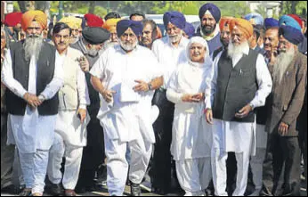  ?? SANJEEV SHARMA/HT ?? A SADBJP delegation after handing over a memorandum to Punjab governor VP Singh Badnore at Punjab Raj Bhawan in Chandigarh on Wednesday.