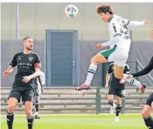  ?? FOTO: DIRK PÄFFGEN ?? Flanke, Kopfball,
Tor: Shio Fukuda schraubt sich hoch und trifft in dieser Szene zum zwischenze­itlichen 1:0 ge
gen Eupen.