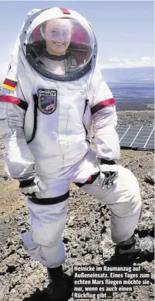  ??  ?? Heinicke im Raumanzug auf Außeneinsa­tz. Eines Tages zum echten Mars fliegen möchte sie nur, wenn es auch einen Rückflug gibt ...