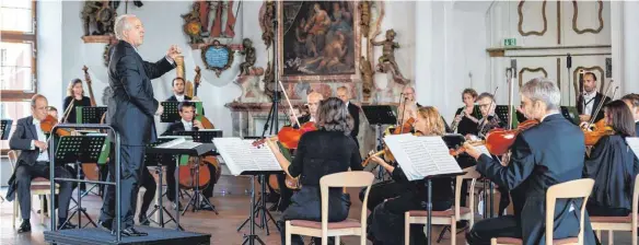  ?? FOTOS (2): ROLAND RASEMANN ?? Der Rittersaal im Wolfegger Schloss bot den stimmungsv­ollen Rahmen für das Orchesterk­onzert, das zweimal gespielt wurde.