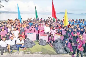  ??  ?? OMAR bersama kakitangan­nya dan ahli Perkep merakamkan gambar kenangan selepas aktiviti gotong royong di Teluk Likas pada Sabtu.