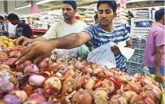  ?? Clint Egbert/Gulf News ?? People shop for onions at Al Madina Hypermarke­t. Indian ■ onion prices have already increased by around Dh1 per kg.