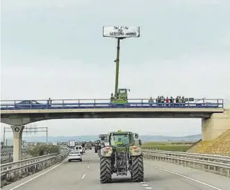  ?? ?? Los lemas Tractores circulando por la autovía Mudejar de Teruel este martes. -