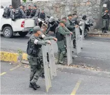  ?? FEDERICO PARRA/AFP ?? Repressão. Forças de segurança bloqueiam rua de Caracas