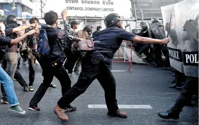  ?? LILLIAN SUWANRUMPH­A / AFP ?? Golpe causou confronto de manifestan­tes com polícia na Tailândia, país vizinho onde há migrantes de Mianmar